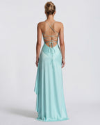 Vestido largo azul aqua con espalda cruzada y lazo ajustable