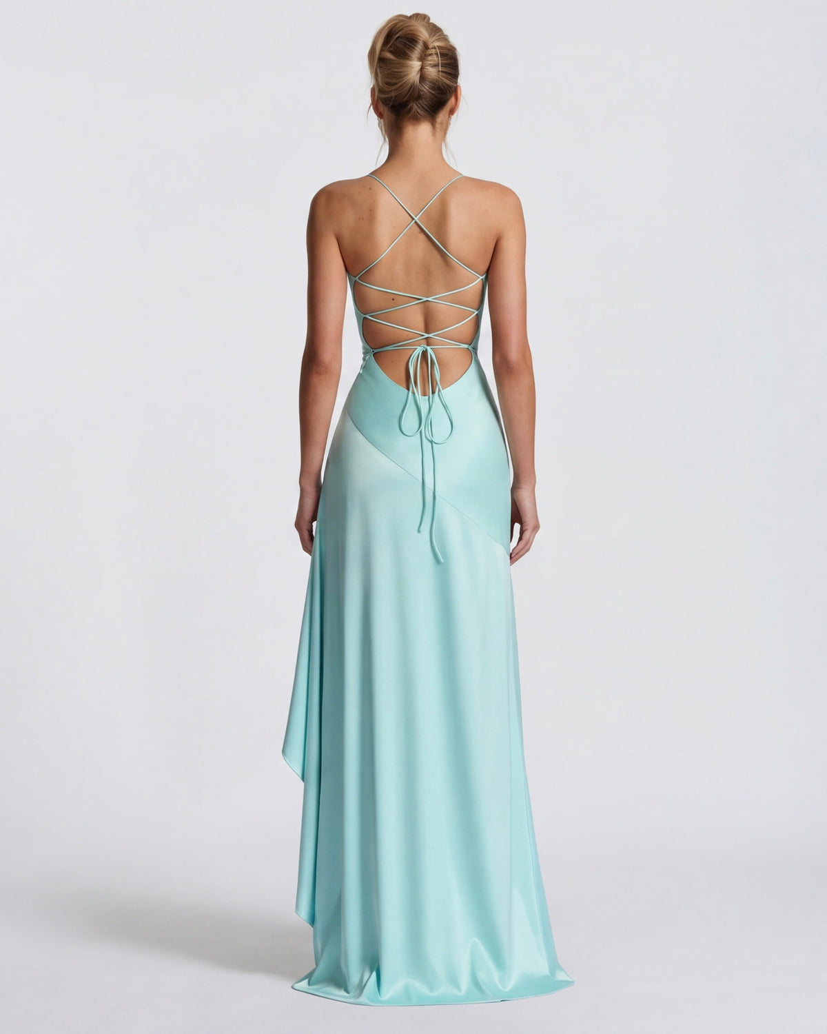 Vestido largo azul aqua con espalda cruzada y lazo ajustable