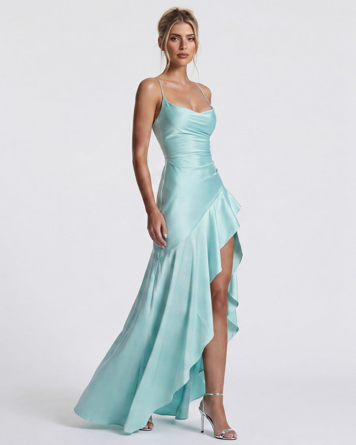 Vestido largo azul aqua satinado con tirantes finos, abertura y volante en la falda