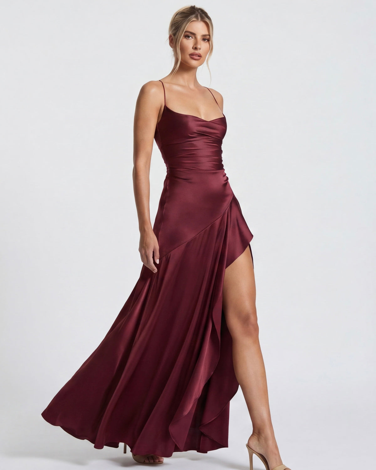 Vestido largo burdeos con escote de tirantes finos y falda drapeada asimétrica