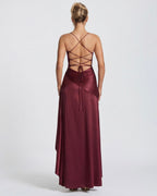 Vestido largo burdeos con espalda cruzada y tirantes finos, falda con caída asimétrica