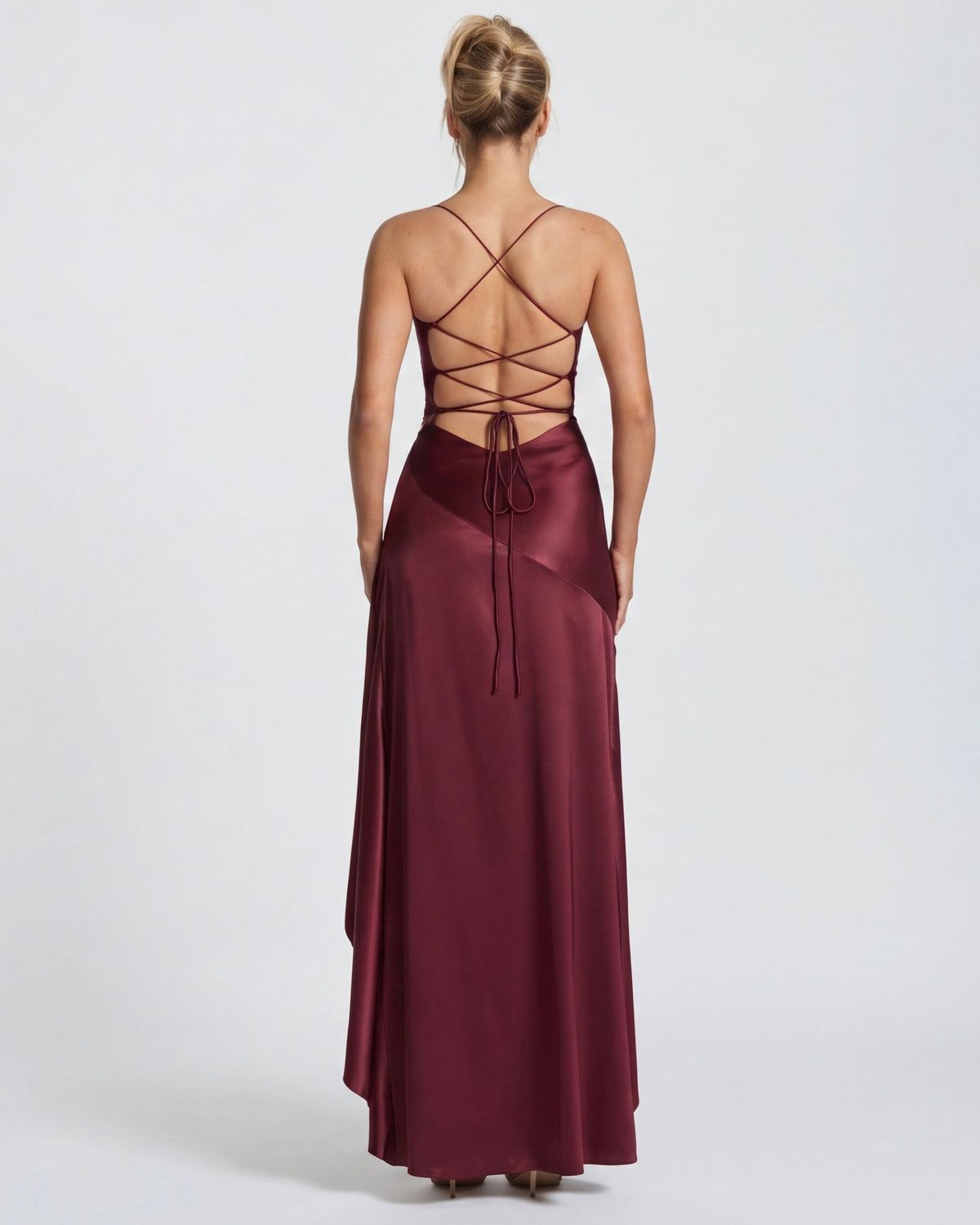 Vestido largo burdeos con espalda cruzada y tirantes finos, falda con caída asimétrica