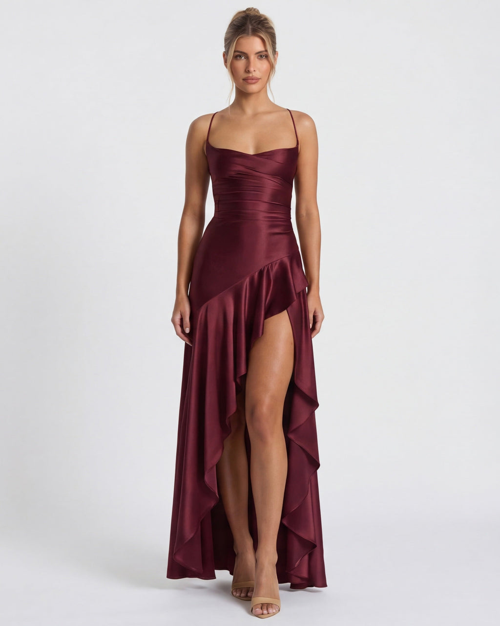 Vestido largo rojo vino con tirantes finos y falda asimétrica con capas y abertura