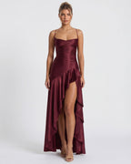 Vestido largo rojo vino con tirantes finos y falda asimétrica con capas y abertura