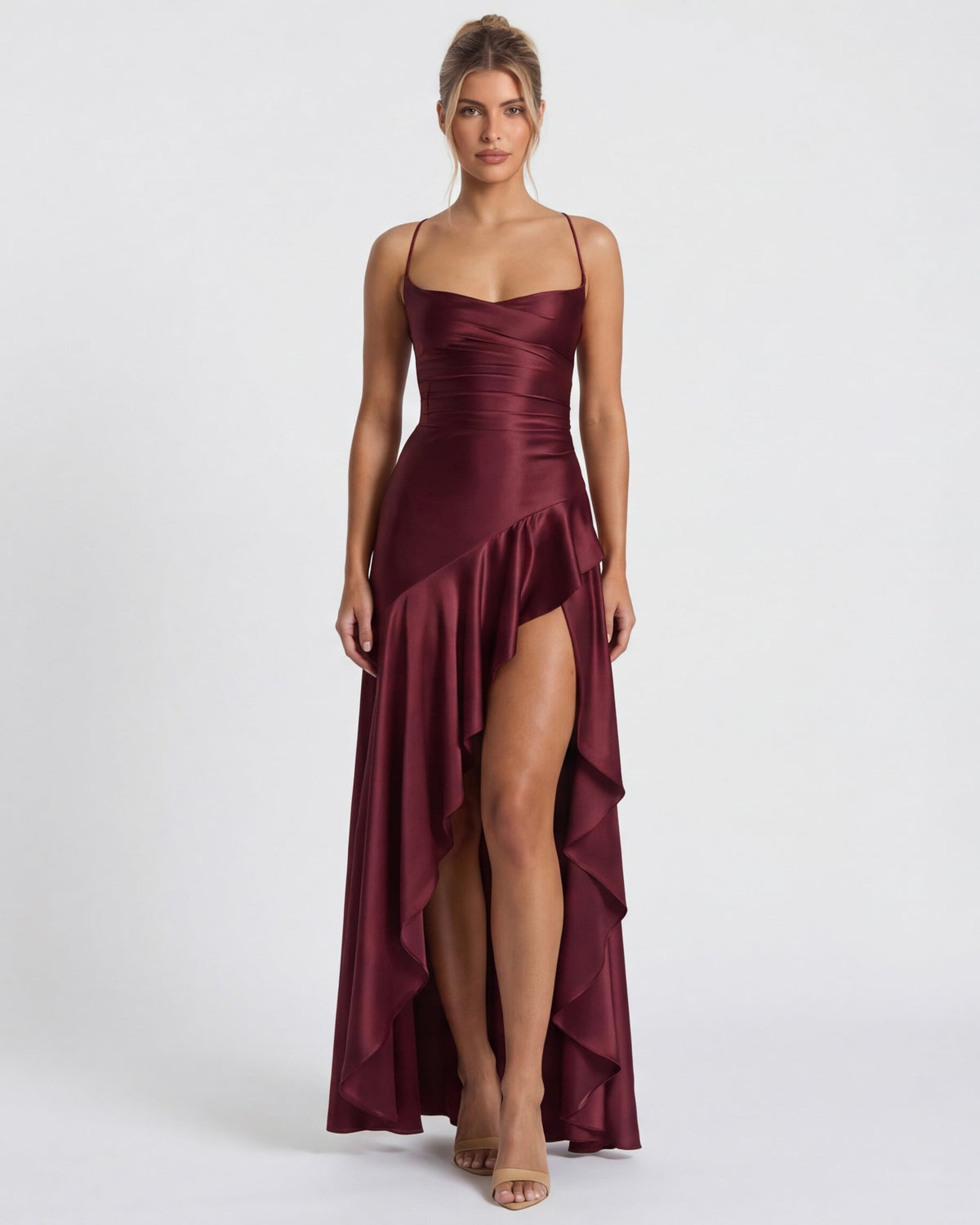 Vestido largo rojo vino con tirantes finos y falda asimétrica con capas y abertura