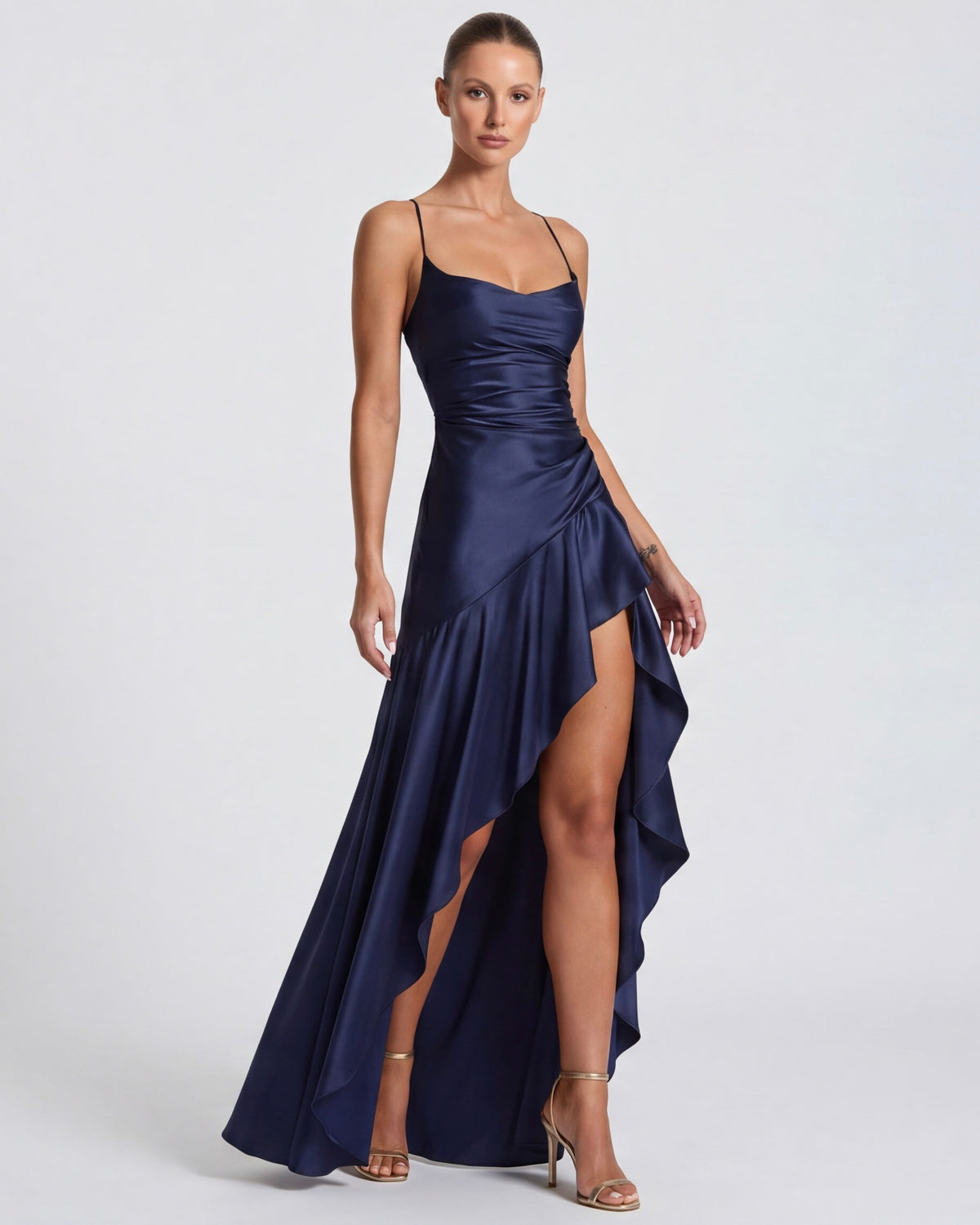 Vestido largo azul marino con tirantes finos, drapeado lateral y falda asimétrica