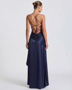 Vestido largo azul marino con espalda cruzada y cordones en la cintura, falda larga
