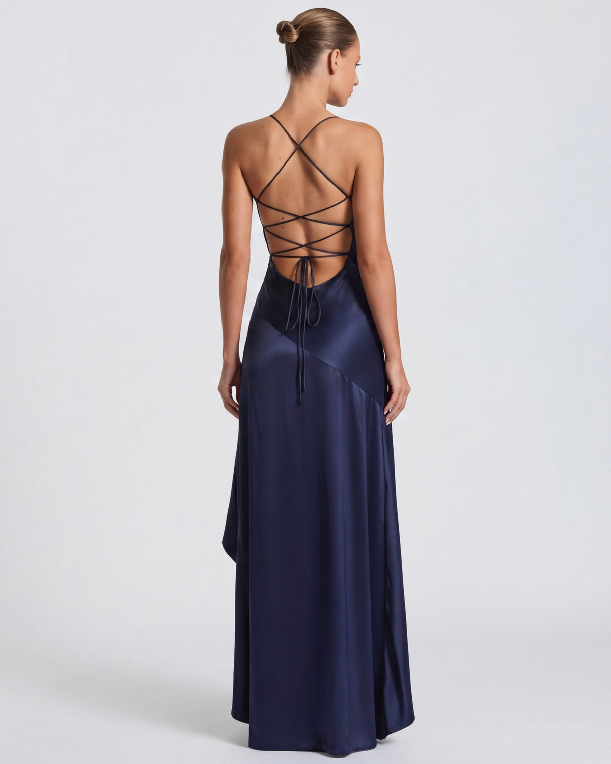 Vestido largo azul marino con espalda cruzada y cordones en la cintura, falda larga