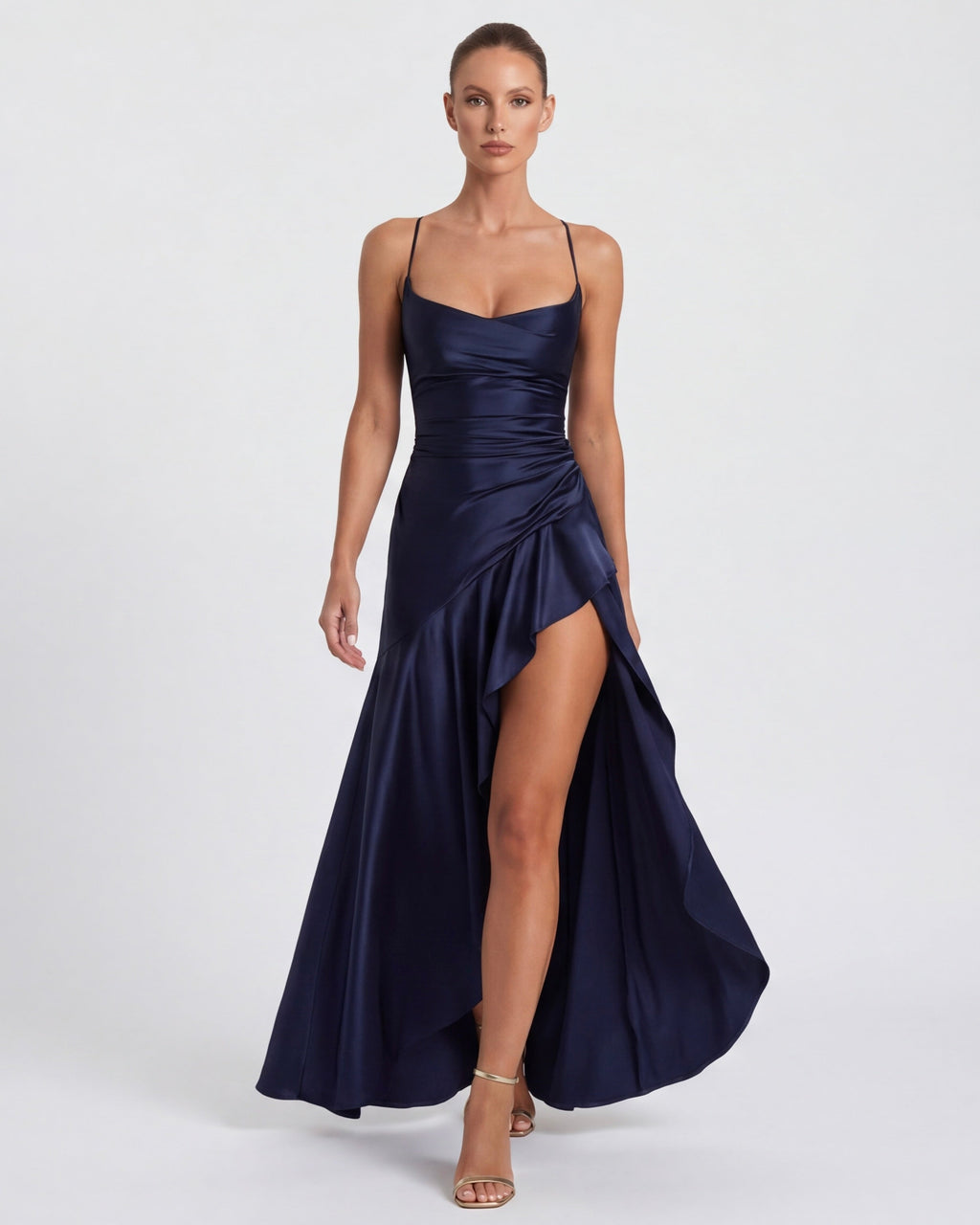 Vestido largo azul marino con tirantes finos, corsé ceñido y abertura con capas