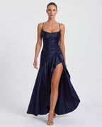 Vestido largo azul marino con tirantes finos, corsé ceñido y abertura con capas