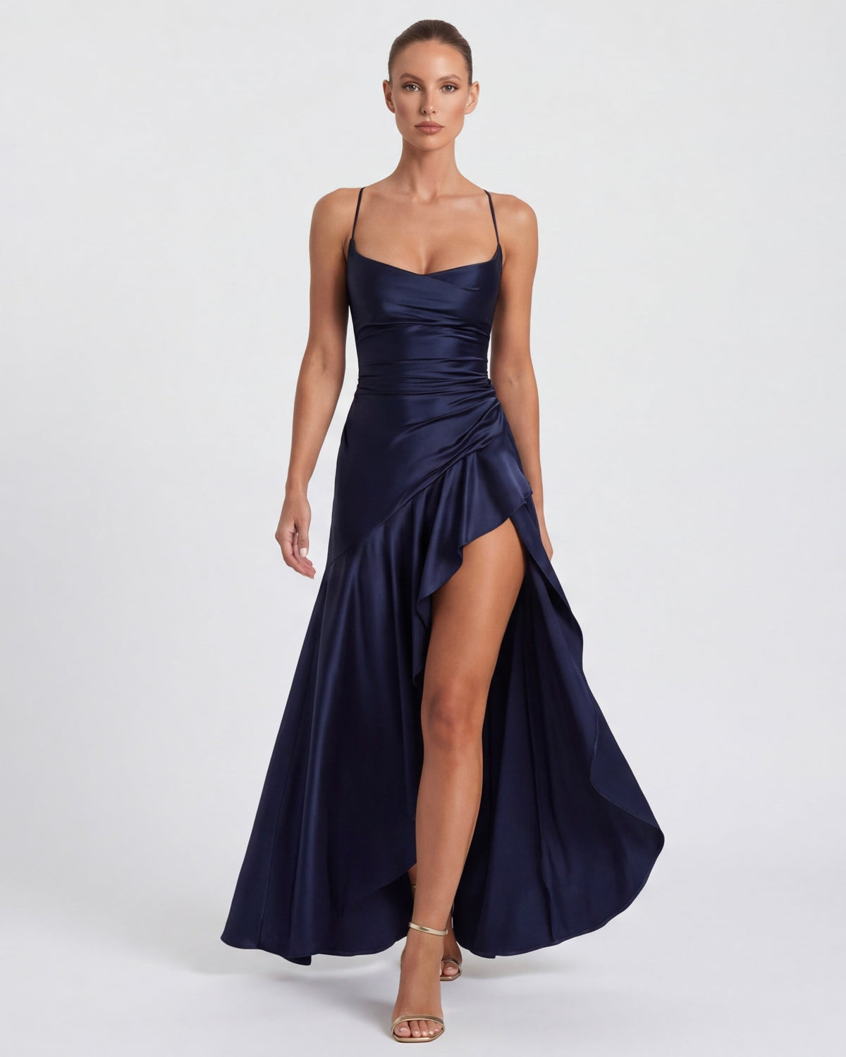 Vestido largo azul marino con tirantes finos, corsé ceñido y abertura con capas