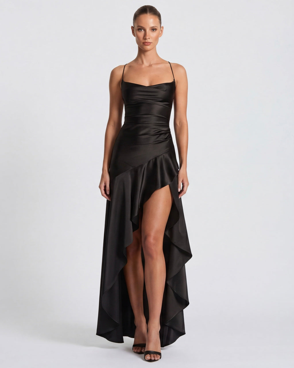 Vestido largo negro con tirantes finos, corsé entallado y falda asimétrica con abertura