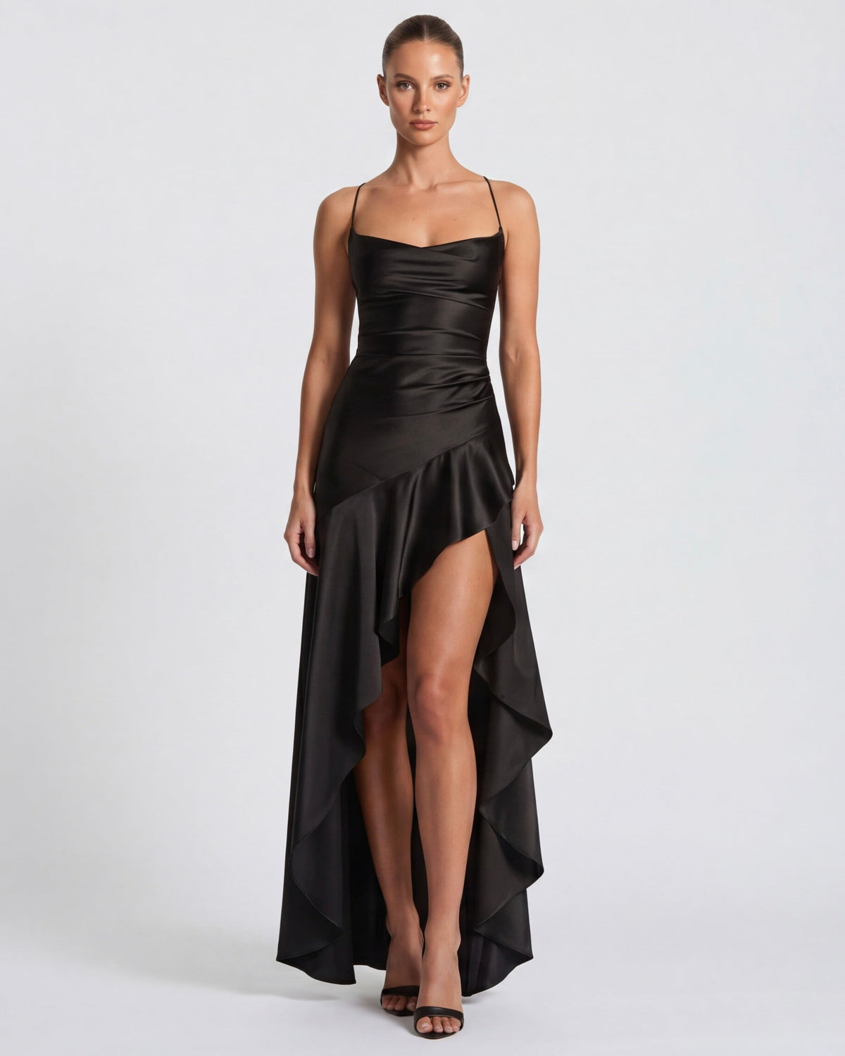 Vestido largo negro con tirantes finos, corsé entallado y falda asimétrica con abertura