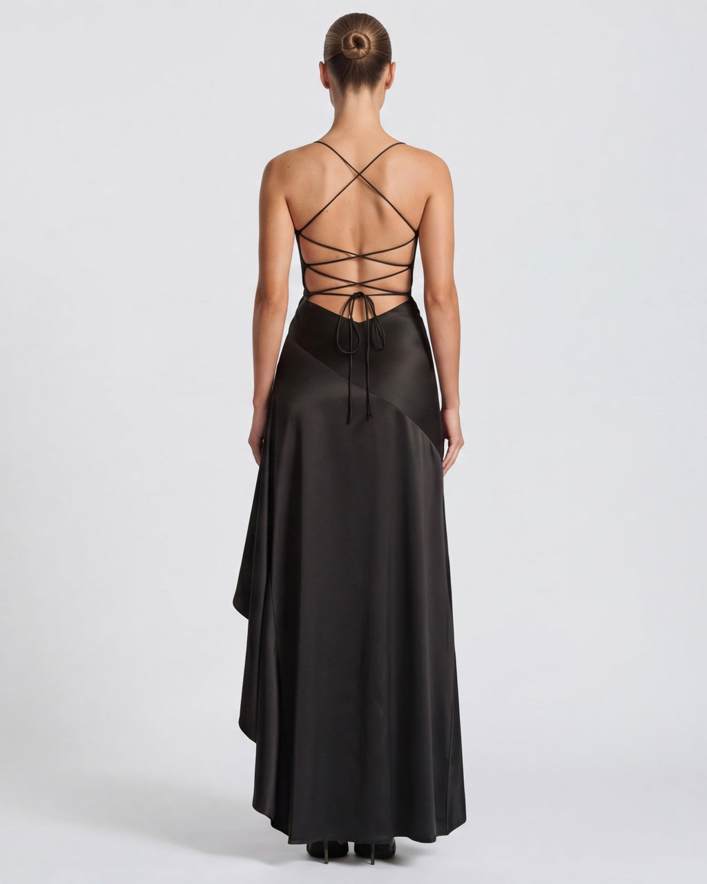 Vestido largo negro con espalda cruzada de tirantes y cordones, falda con caída amplia