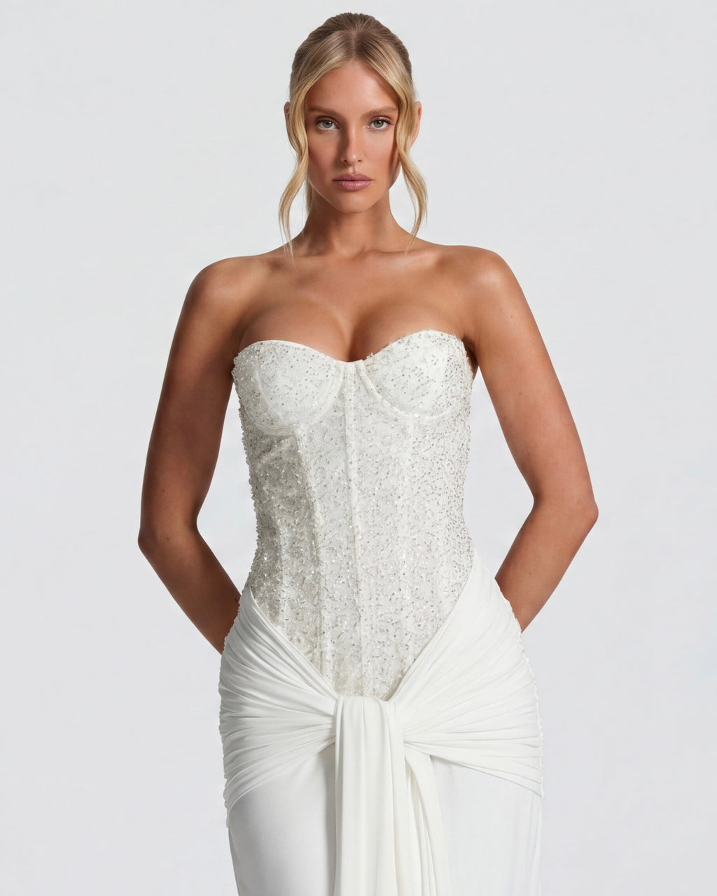 Vestido maxi blanco palabra de honor con corsé de pedrería y lazo drapeado en la cintura