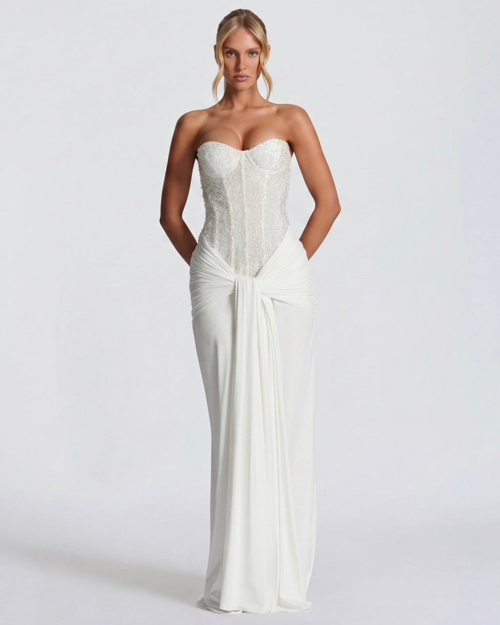 Vestido maxi blanco con parte superior tipo corsé bordada y falda larga drapeada