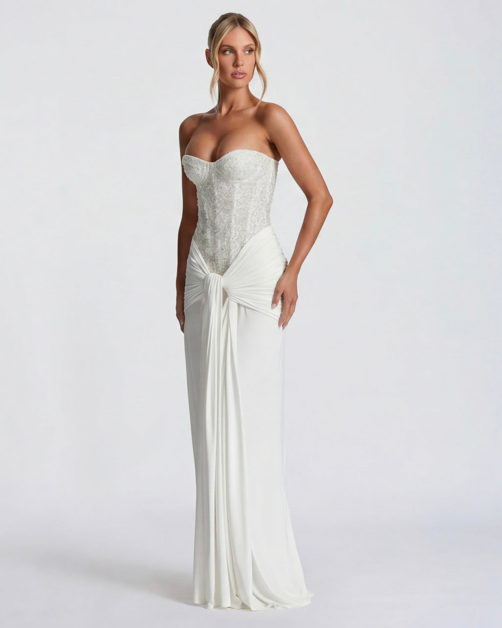 Vestido maxi blanco palabra de honor con corsé de pedrería y falda drapeada