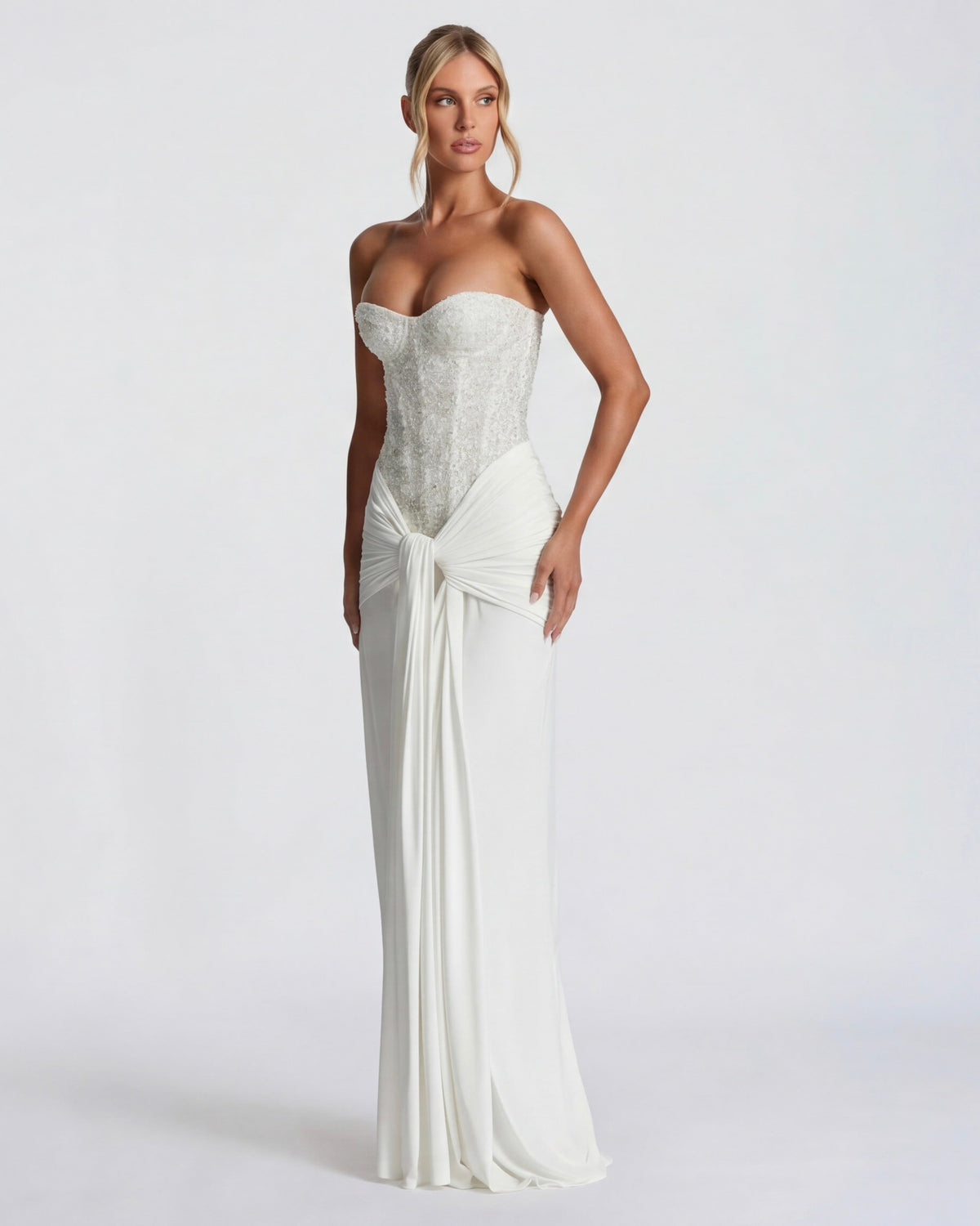 Vestido maxi blanco palabra de honor con corsé de pedrería y falda drapeada