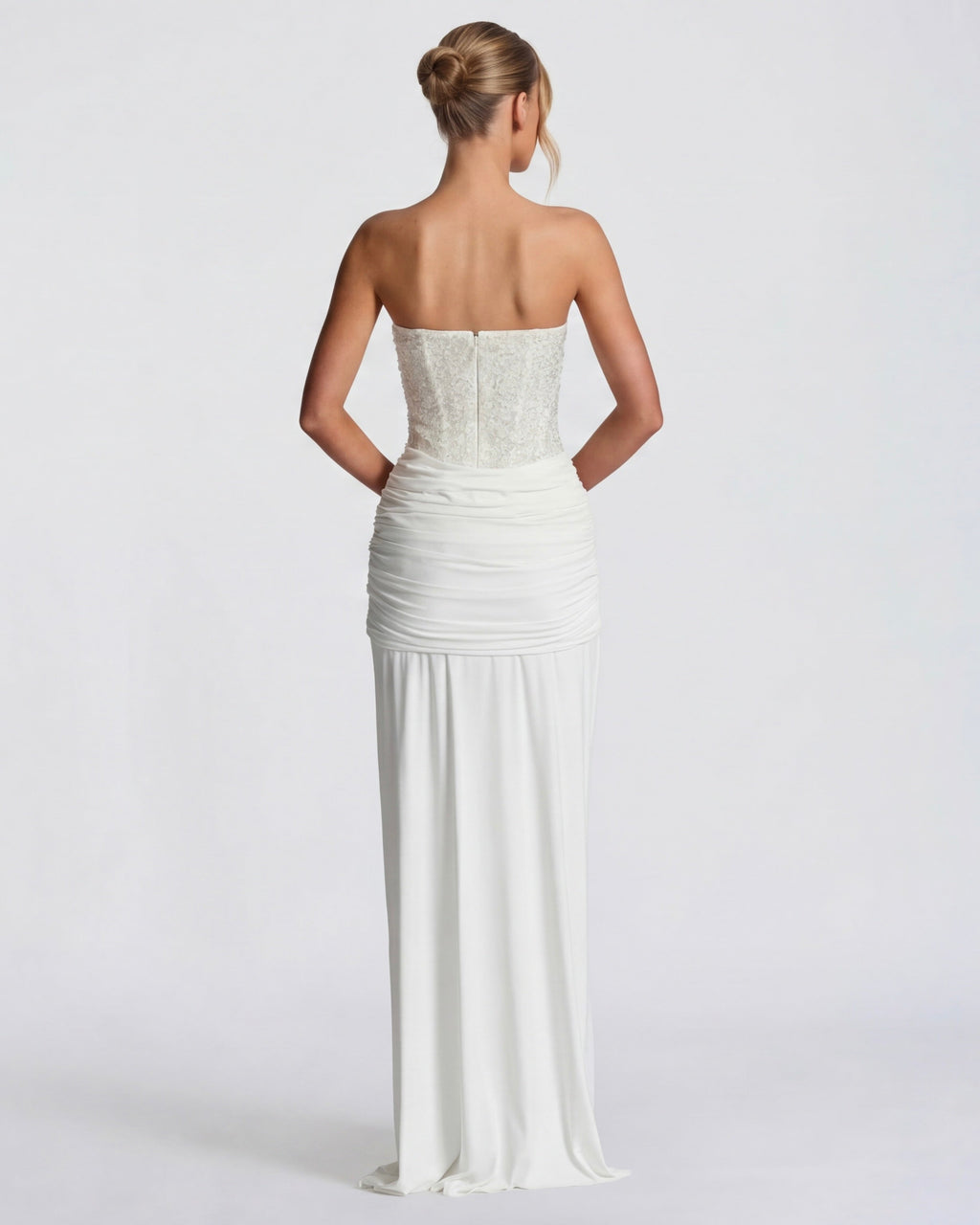 Vestido maxi blanco en la espalda con corsé estructurado y falda larga drapeada