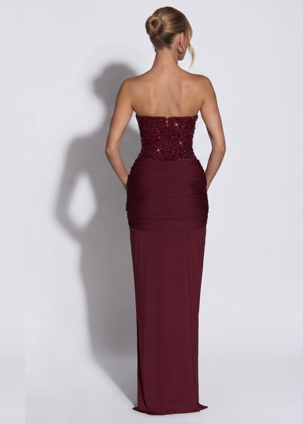 Vestido maxi borgoña de espalda descubierta con corsé de lentejuelas y falda larga