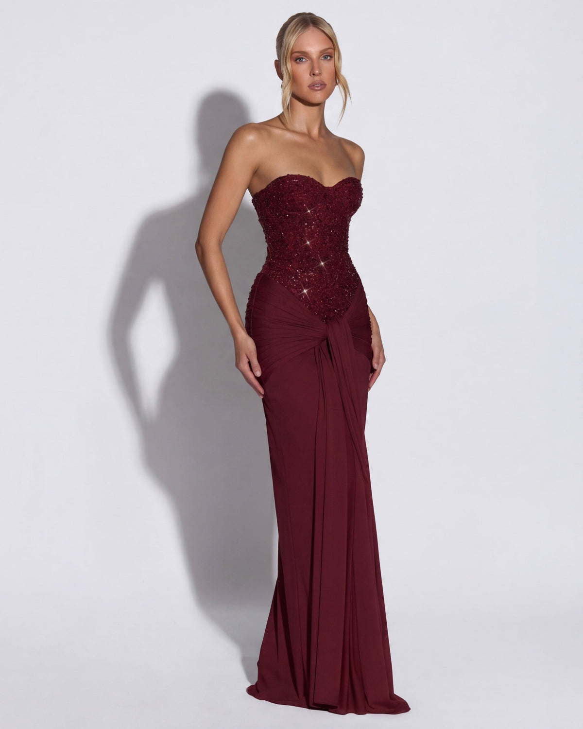 Vestido maxi borgoña sin tirantes con corsé de lentejuelas y falda larga con pliegues