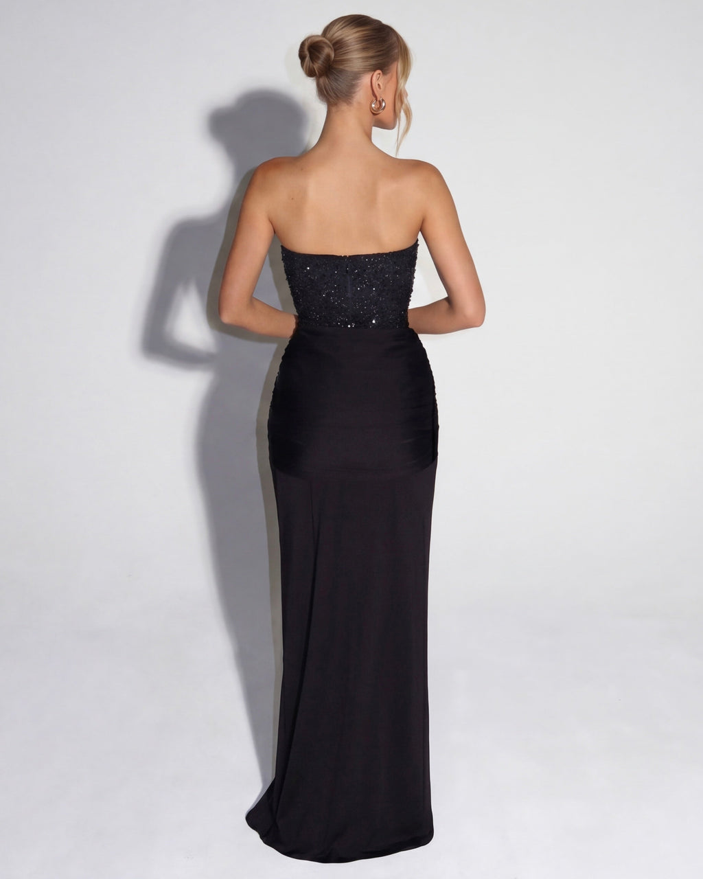 Vestido maxi negro con espalda descubierta y falda larga entallada con pliegues