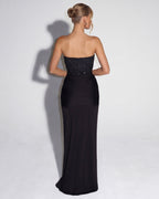 Vestido maxi negro con espalda descubierta y falda larga entallada con pliegues