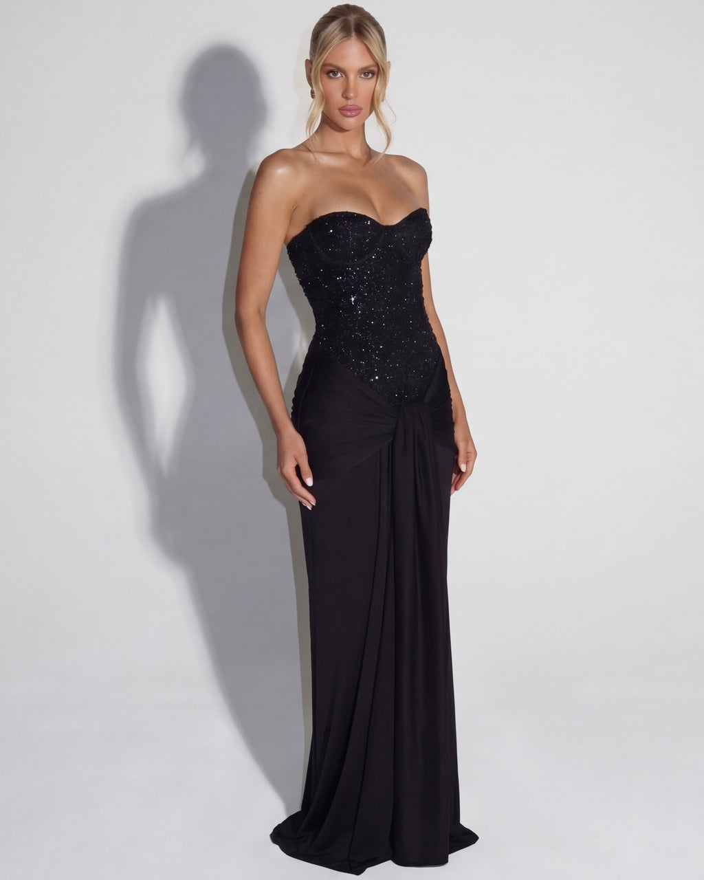Vestido maxi negro con corsé sin tirantes de lentejuelas y falda larga con nudo