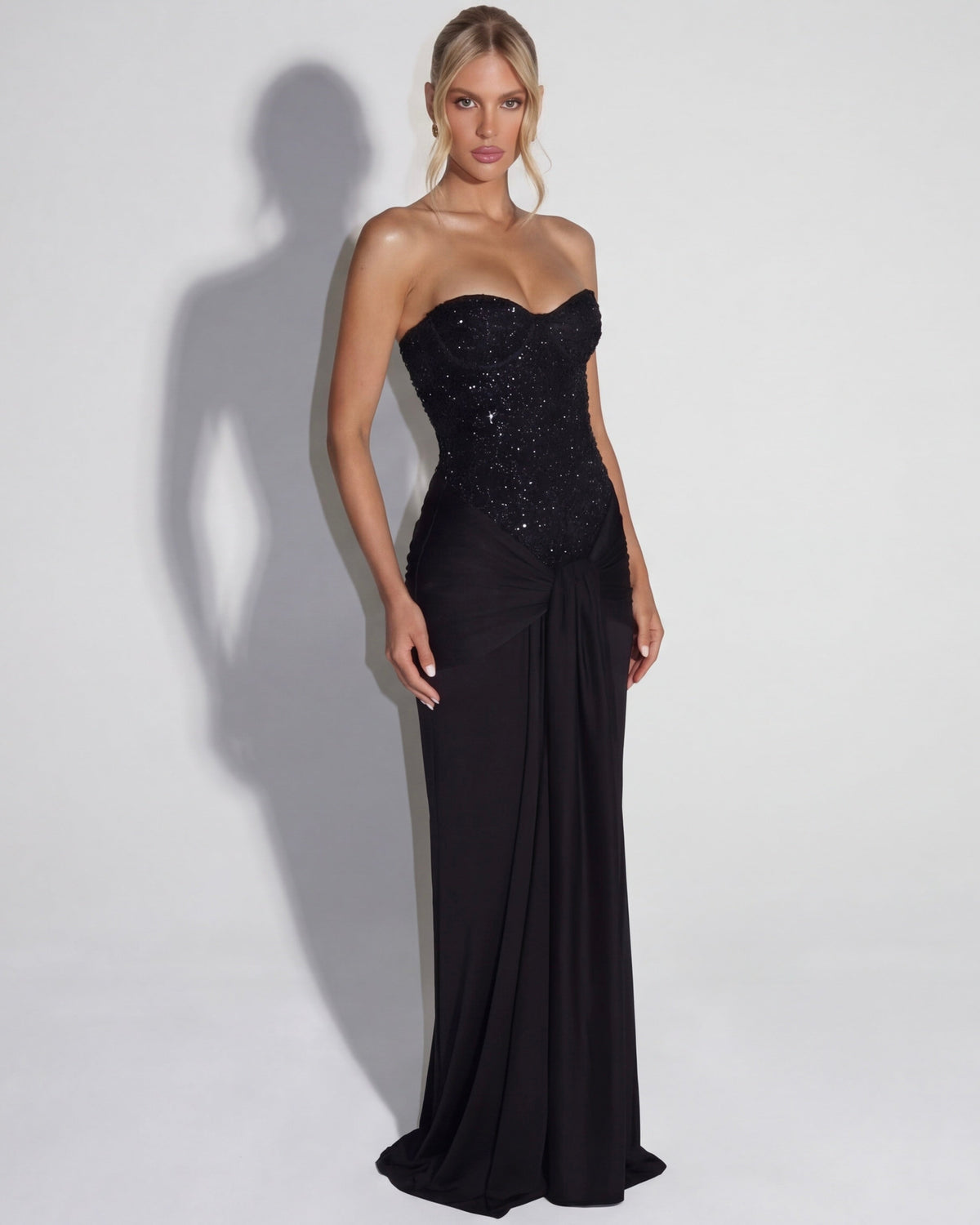 Vestido maxi negro con corsé sin tirantes de lentejuelas y falda larga con nudo