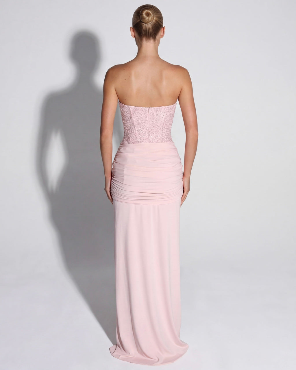 Vestido maxi rosa claro en la espalda con corsé entallado y falda larga drapeada