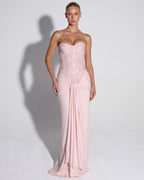 Vestido maxi rosa claro con corsé palabra de honor de pedrería y falda drapeada