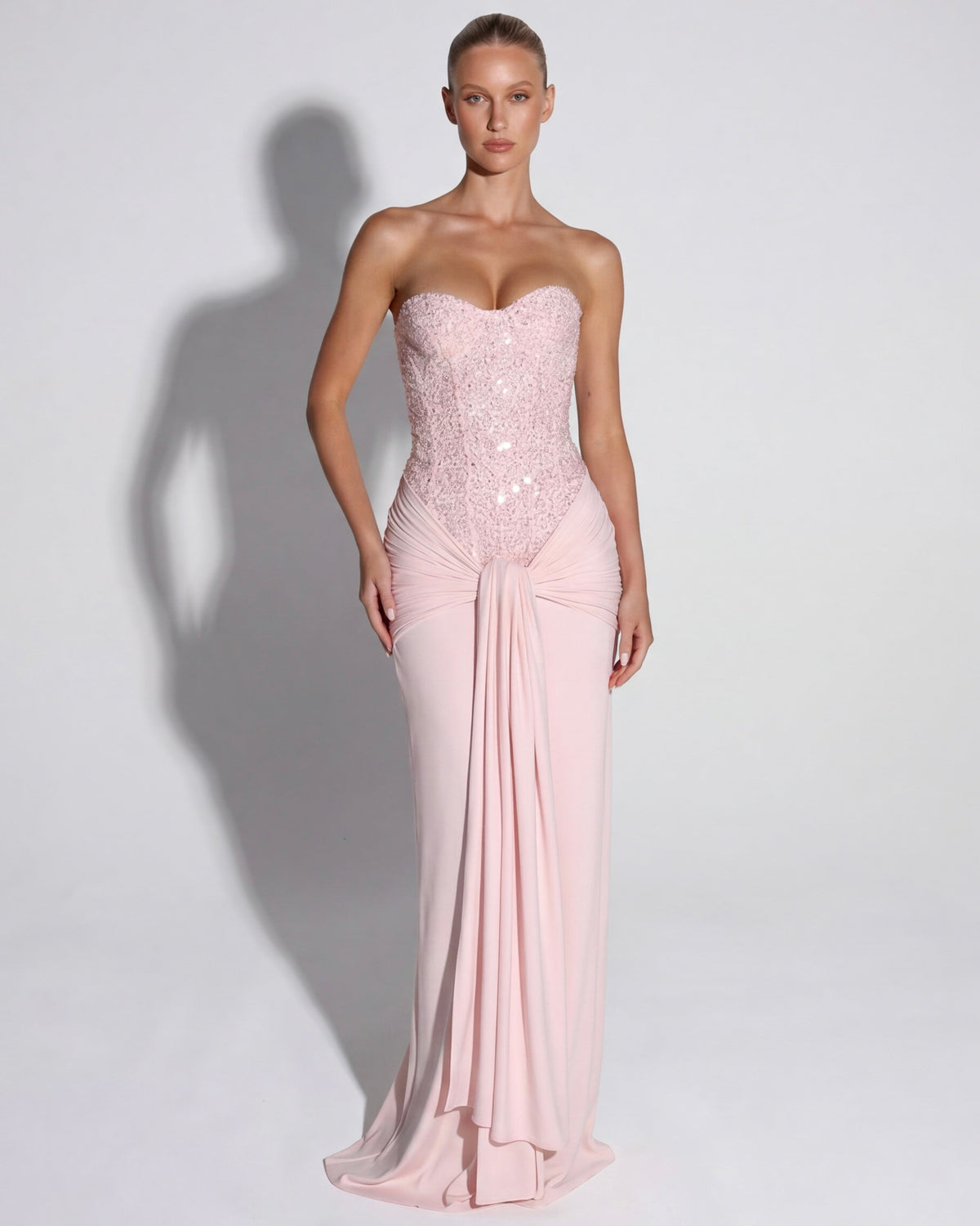Vestido maxi rosa claro con corsé palabra de honor de pedrería y falda drapeada