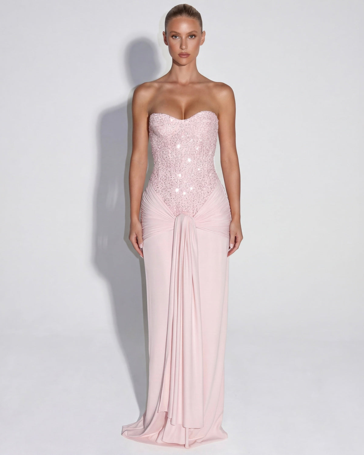 Vestido maxi rosa claro palabra de honor con pedrería y falda con caída drapeada