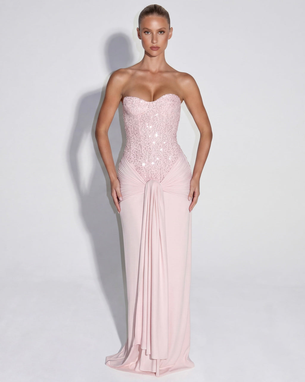 Vestido maxi rosa claro con corsé palabra de honor brillante y falda larga con lazo