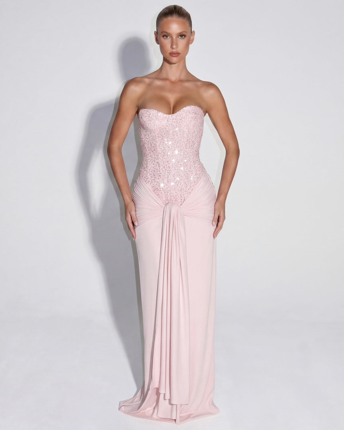 Vestido maxi rosa claro con corsé palabra de honor brillante y falda larga con lazo
