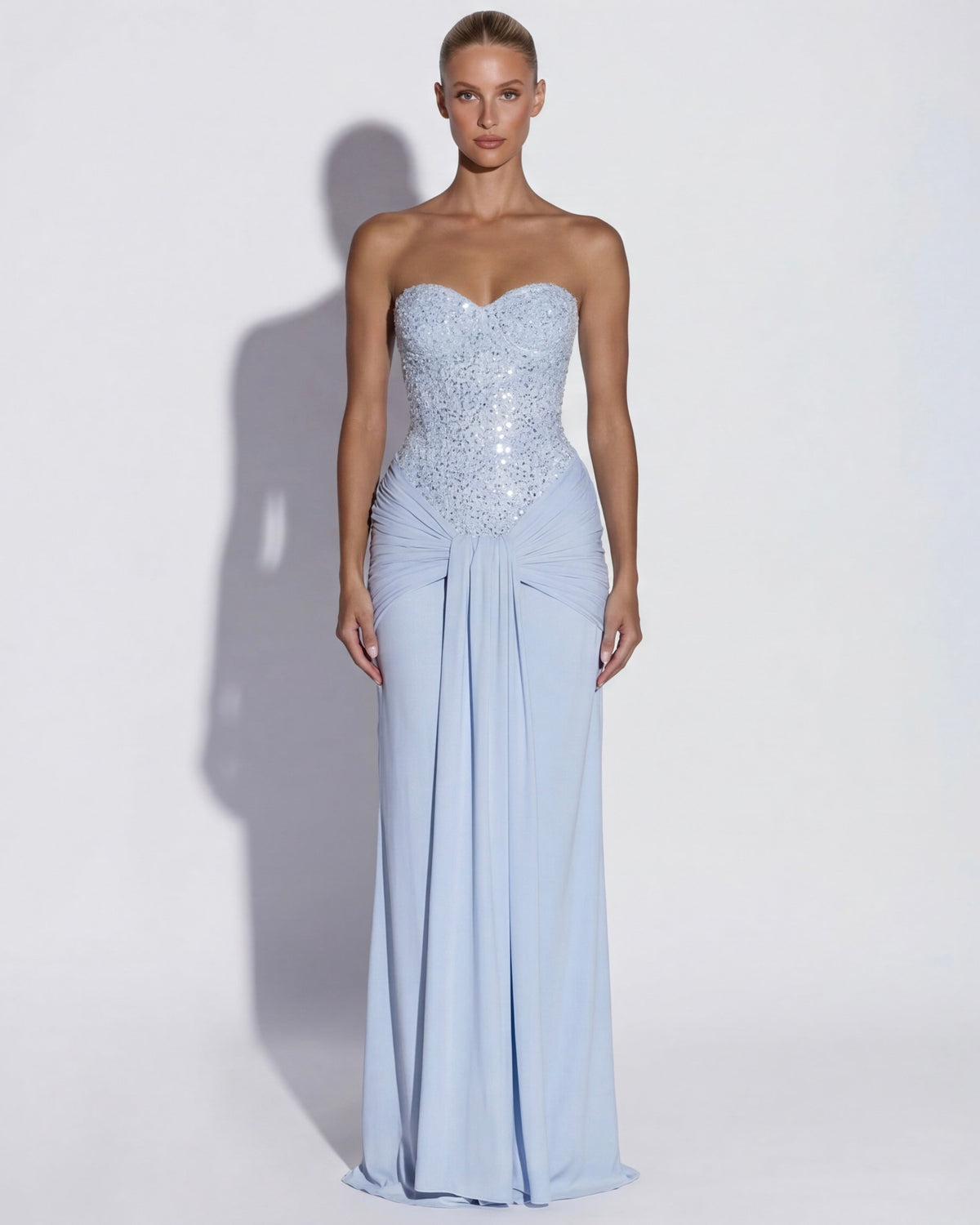 Vestido maxi azul claro con corsé sin tirantes de lentejuelas y falda larga plisada