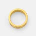 Anillo dorado liso con decoración de tréboles y piedras pequeñas en el borde