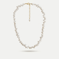 Choker de perlas blancas con cierre y cadena dorada, vista frontal.