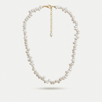 Choker de perlas blancas con cierre y cadena dorada, vista frontal.