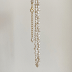 Choker de perlas blancas con cierre dorado y colgante de una perla.