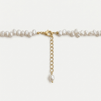 Choker de perlas blancas con cierre dorado tipo cadena y colgante de perla.