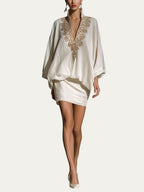 Conjunto de minifalda y blusa blanca holgada con escote V y bordado dorado central