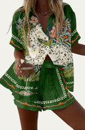 Conjunto de verano: blusa verde con estampado floral y pantalón corto con ribete