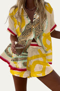 Conjunto de verano a juego: blusa y short claros con estampado animal y geométrico