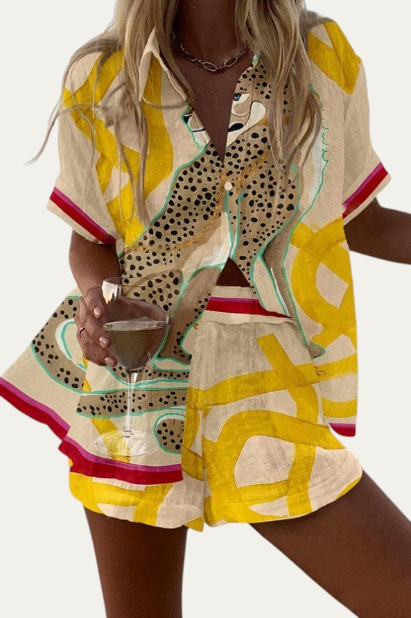 Conjunto de verano a juego: blusa y short claros con estampado animal y geométrico
