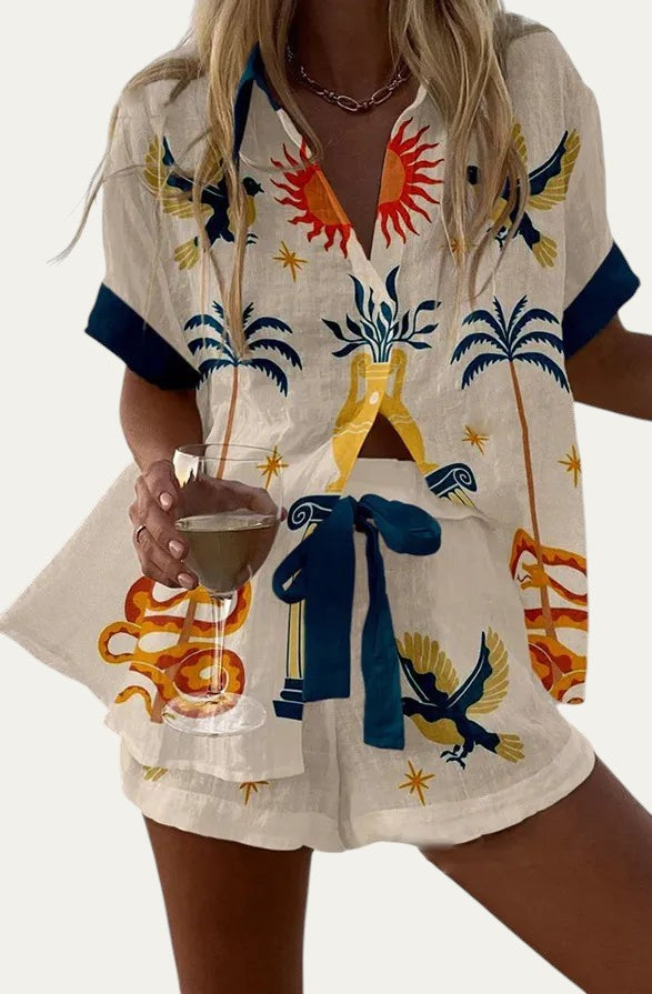 Conjunto de verano a juego: blusa beige con estampado y lazo azul marino, con shorts