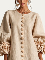 Minivestido beige de lino con botones dorados, bordado floral y puños con flores abullonados
