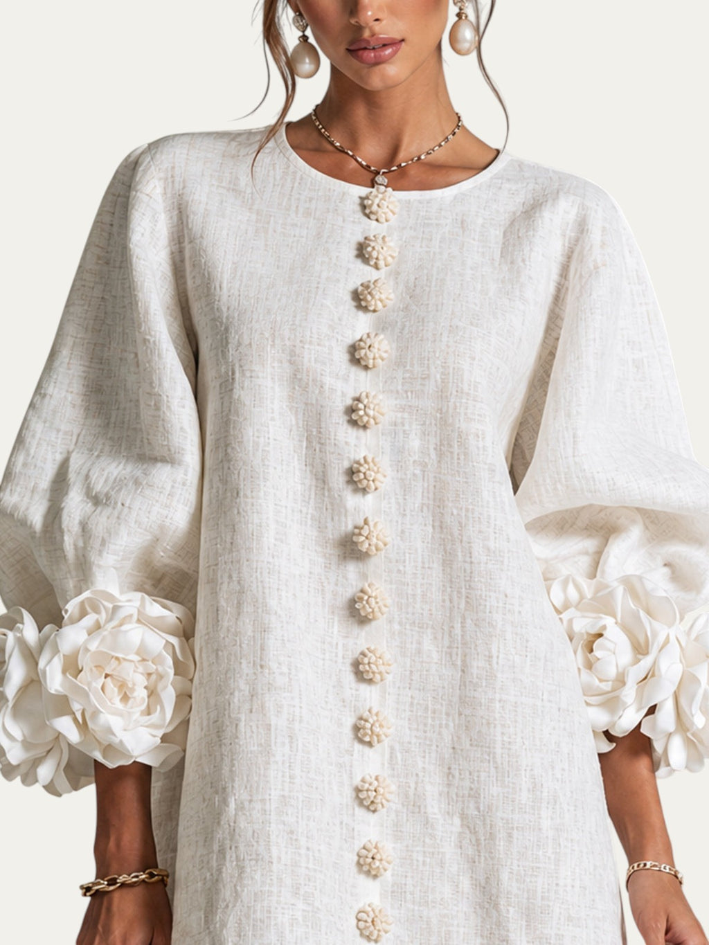 Minivestido corto blanco de lino con hilera de botones decorativos y puños con flores