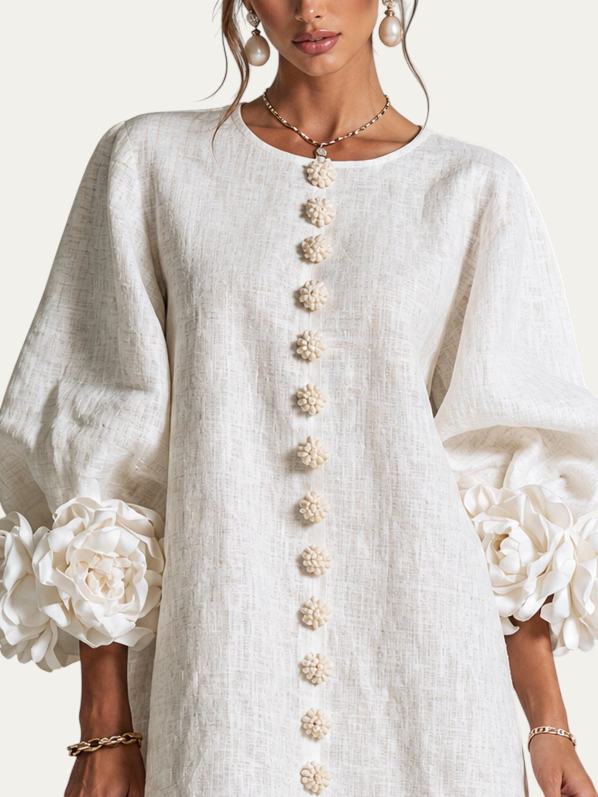 Minivestido corto blanco de lino con hilera de botones decorativos y puños con flores
