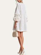 Minivestido corto blanco de lino con puños con flores y botones decorativos